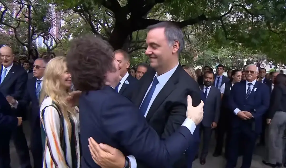Javier Milei abraza a Manuel Adorni. CAPTURA DE VIDEO