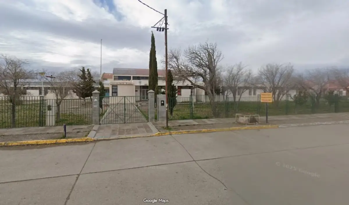 Un alumno llevó un arma a la escuela en Santa Cruz y apuntó a sus compañeros en plena clase