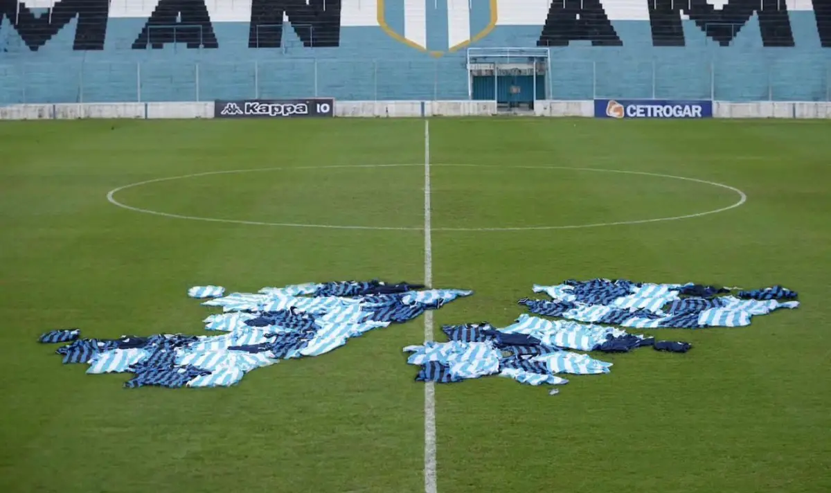 HOMENAJE SAGRADO. Sobre el césped del Monumental, decenas de camisetas celestes y blancas de Atlético Tucumán se despliegan en el centro del campo para recrear, con precisión, la silueta de las Islas Malvinas.