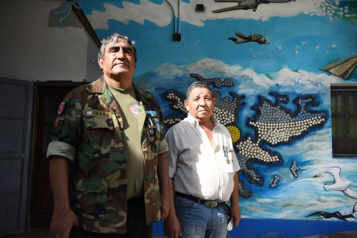 EMOCIÓN. Excombatientes pusieron en palabras el costo de la guerra durante un acto escolar, en una institución que lleva el nombre de otro héroe.