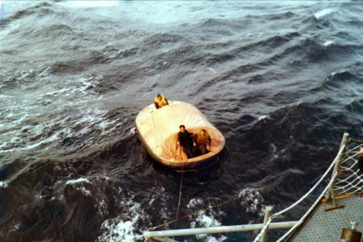 MAR. Una balsa como parte del rescate que debió hacer el lado argentino tras el hundimiento del Belgrano. FOTO CORTESÍA JOSÉ CANCINO