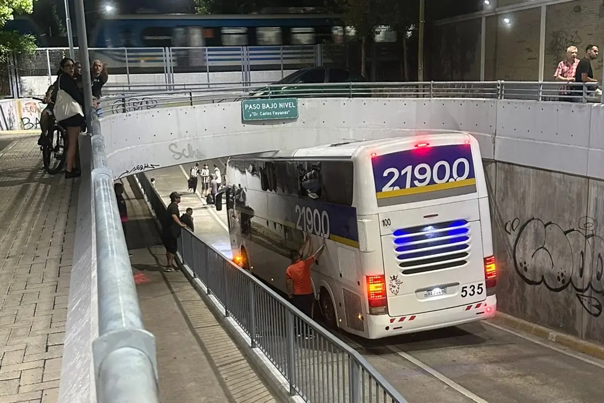 Micro con hinchas de Chaco For Ever quedó incrustado en un túnel. 