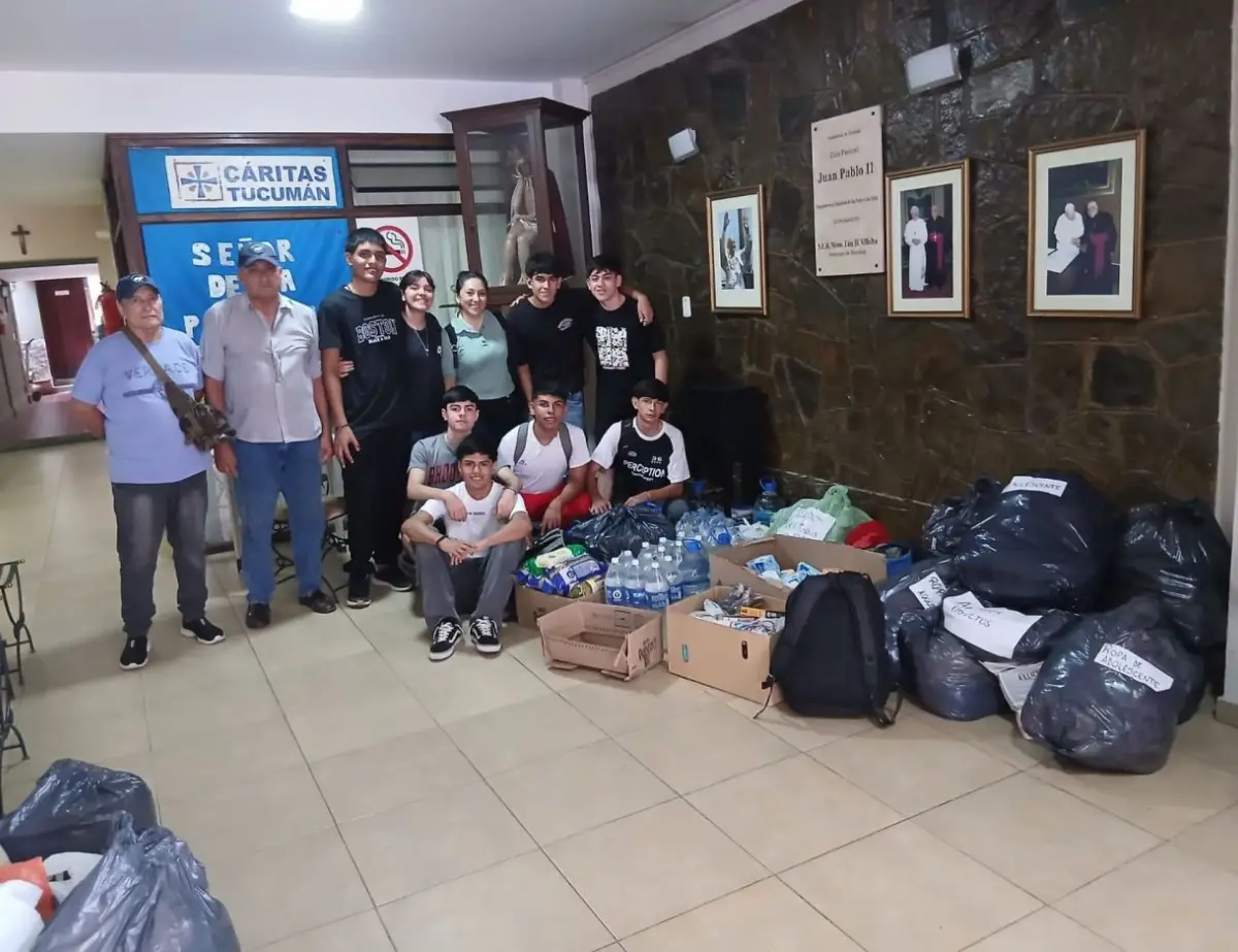 SOLIDARIDAD. Dos de los ex combatientes junto a los jóvenes de Cáritas.