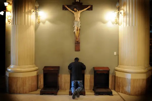 Alfombritas de iglesia y soldados en los atrios: así era la Semana Santa en el Tucumán del pasado