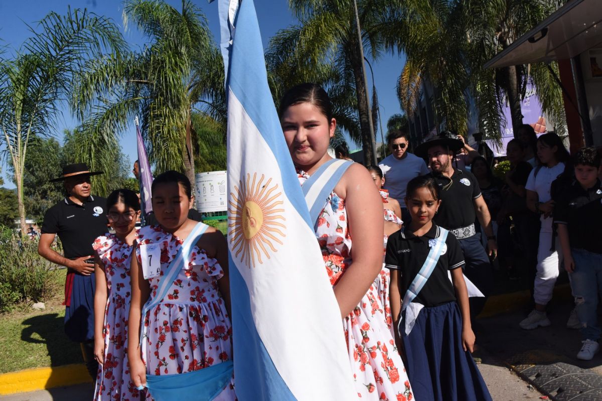 ABANDERADA. Francesca lleva la bandera de su agrupación folclórica. LA GACETA/ Foto de Analía Jaramillo