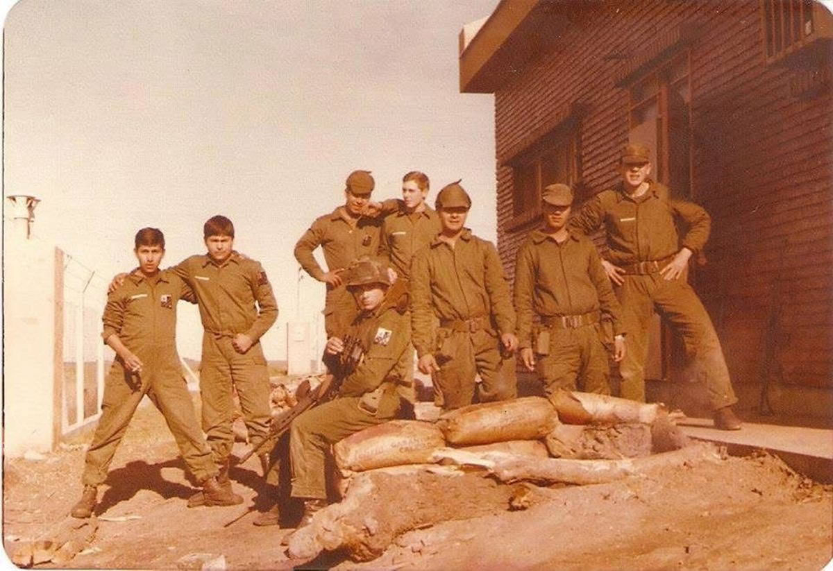 ARCHIVO. Gustavo Adolfo Arias (primero desde la izquierda) tuvo una participación activa en la Operación Rosario, en la recuperación de las Islas Malvinas de 02/04/1982