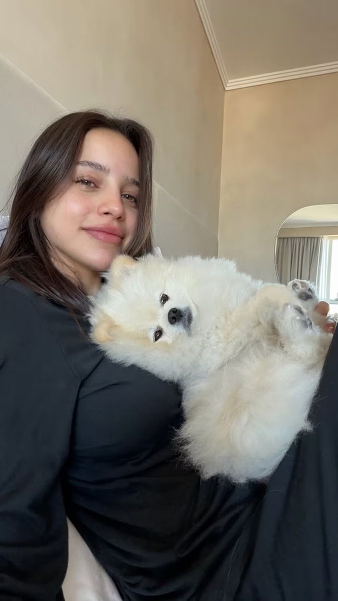 Emilia Mernes junto a su mascota Roma