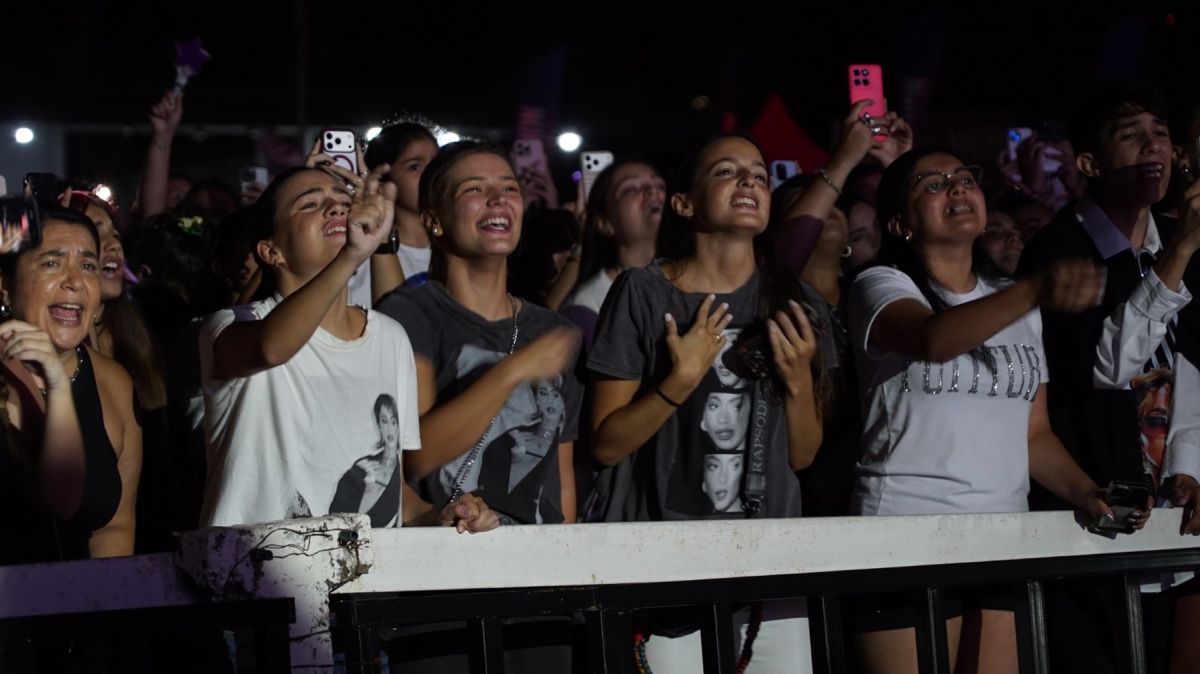 FANATISMO TOTAL. Jóvenes disfrutan del recital muy cerca del escenario. LA GACETA / FOTO DE NAZARENA ORTIZ