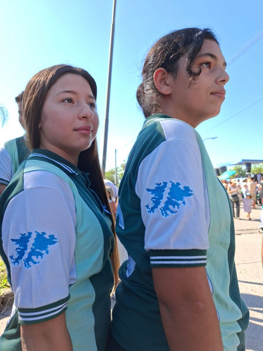 HILO Y AGUJA. Alumnas de quinto año de la escuela de Comercio Miguel Lillo, posan con sus remeras de egresadas. LA GACETA/ Foto de Ariane Armas