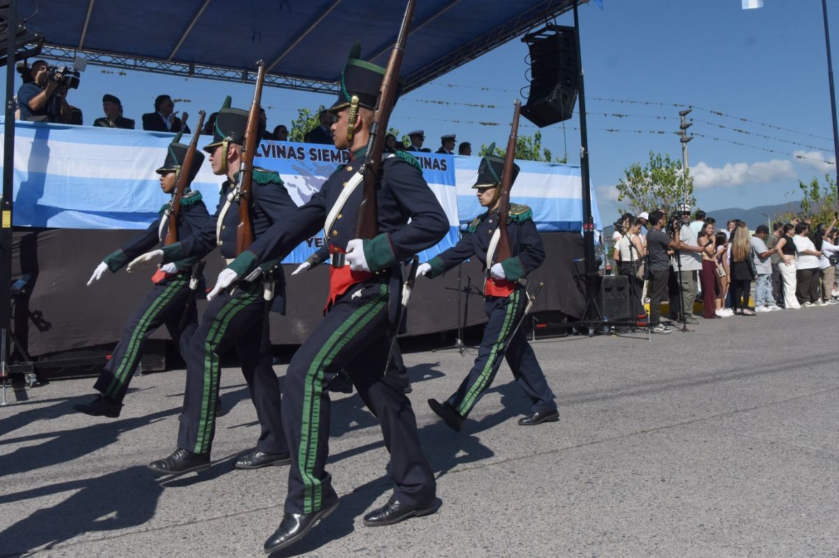 MARCHA. Tomás Vega (al final del grupo) desfila con sus compañeros del liceo por la avenida Perón. LA GACETA/ Foto de Analía Jaramillo
