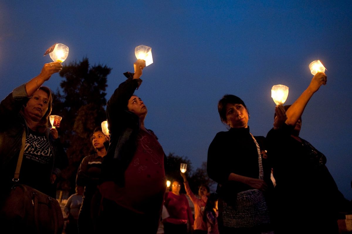 PROCESIÓN. Niños y adultos tucumanos participan de un via crucis en Tucumán.