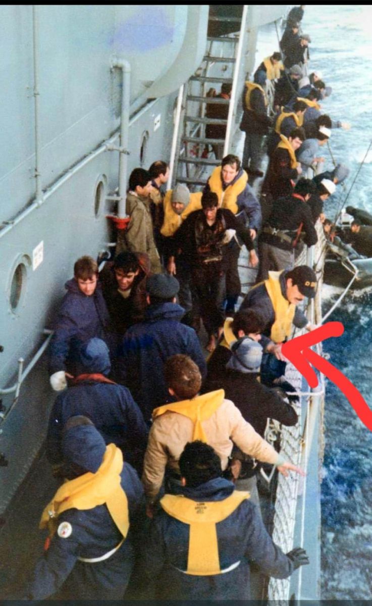 SEÑALADO. Una flecha indica la presencia de José Cancino en el destructor Bouchard que tuvo la misión de rescate luego del hundimiento del Belgrano. FOTO CORTESÍA JOSÉ CANCINO
