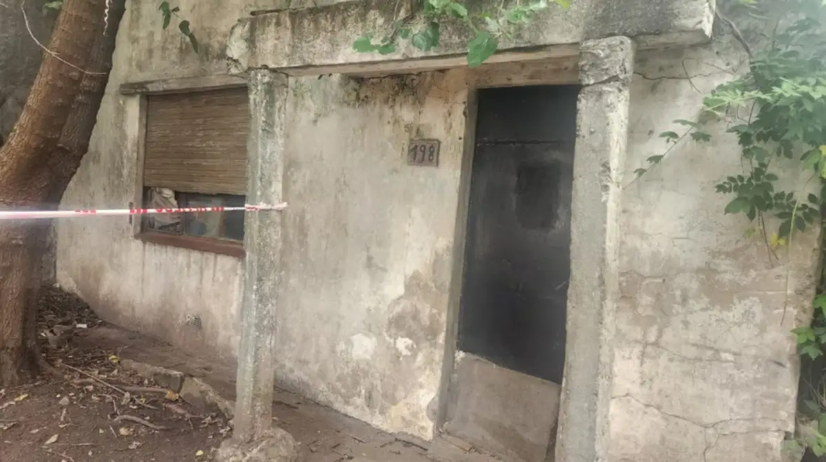 EL LUGAR DEL HALLAZGO. Encontraron el cuerpo de un hombre enterrado en el patio de una casa en Morón. 