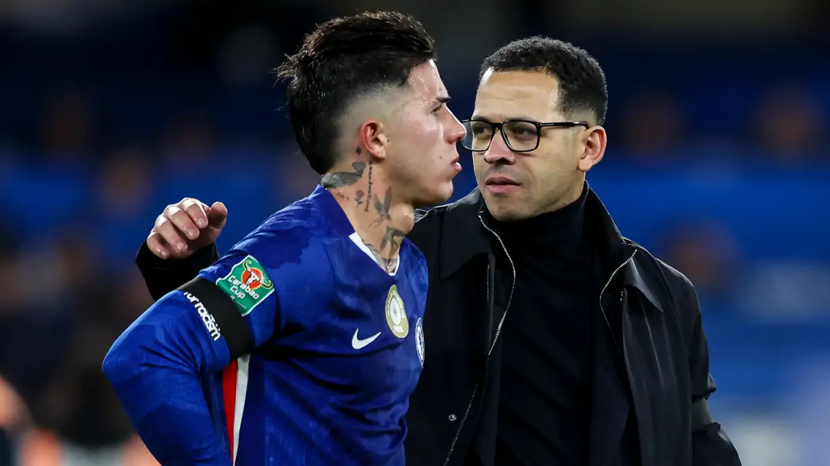 Liam Rosenior explicó el motivo de la sanción a Enzo Fernández.