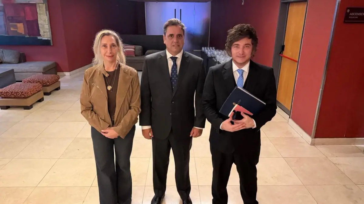 Lisandro Catalán, junto con Javier y Karina Milei. PRENSA LLA