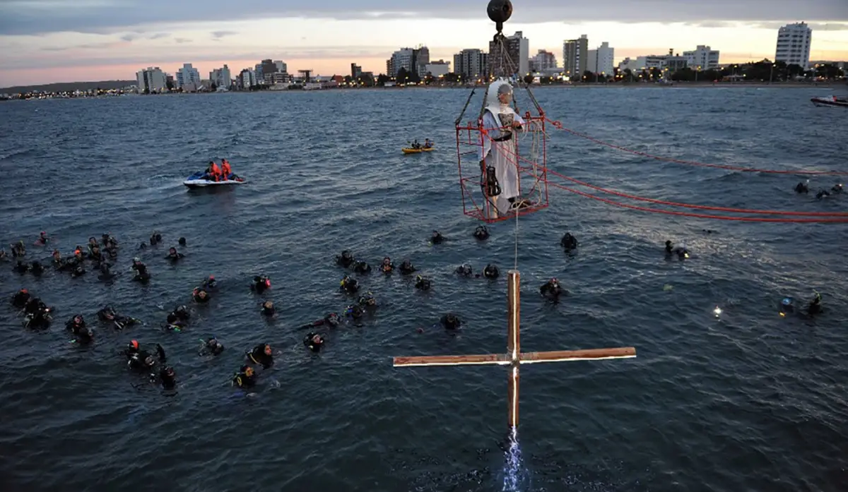 El Via Crucis Submarino en Chubut es una de las tradiciones más destacadas de Semana Santa. 