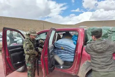 Encuentran más de 300 kilos de droga abandonada dentro de una camioneta en cercanías al Volcán Salín