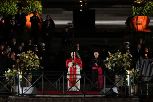 El papa León XIV recuperó la tradición de portar la cruz durante las estaciones del Vía Crucis