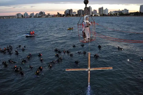 En qué parte de la Argentina se celebra el Via Crucis Submarino, un espectáculo único en el mundo