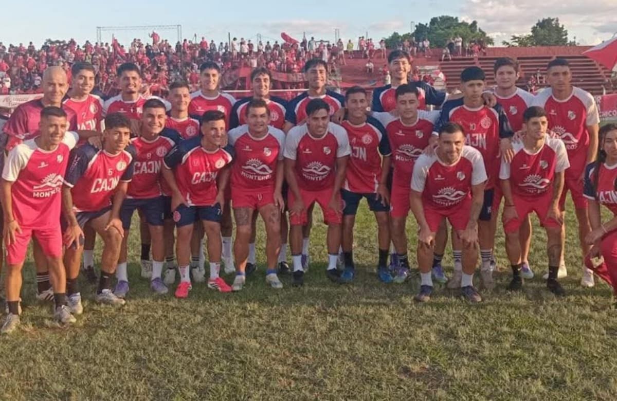 LA FOTO. Los jugadores de Nuñorco y Newbery posan con el ídolo tucumano.