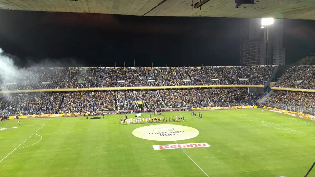 Los equipos ingresan a la cancha