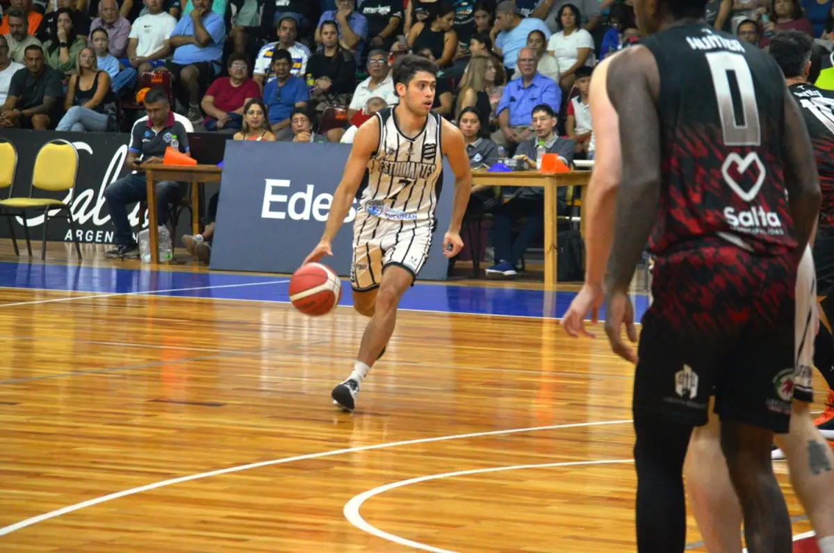 Prensa Salta Basket. Con la pelota Juan Cruz Rodríguez