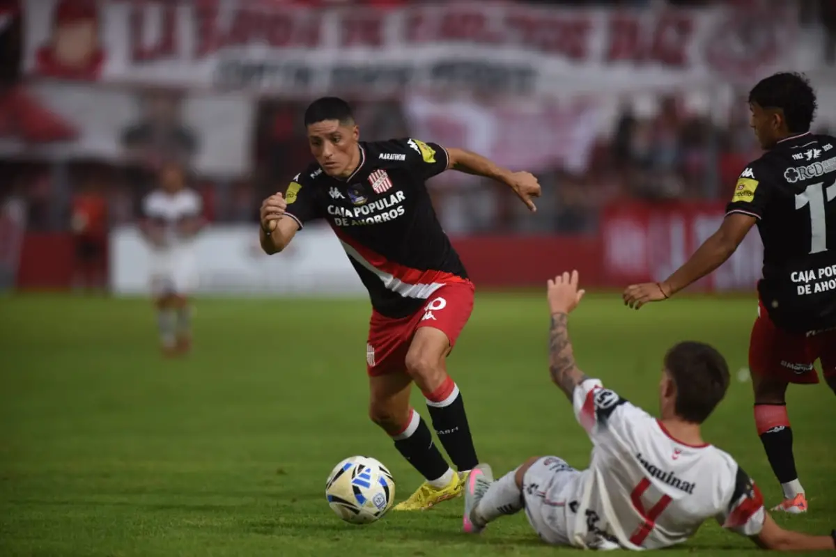 SIN CREATIVIDAD. El mediocampista Nicolás Castro fue anulado por los volantes de Chacarita y no pudo hacer la diferencia en los últimos metros del ataque.