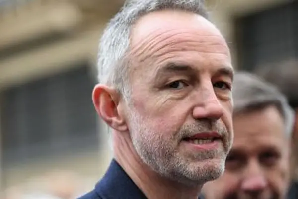 París suspende a educadores acusados de abusos