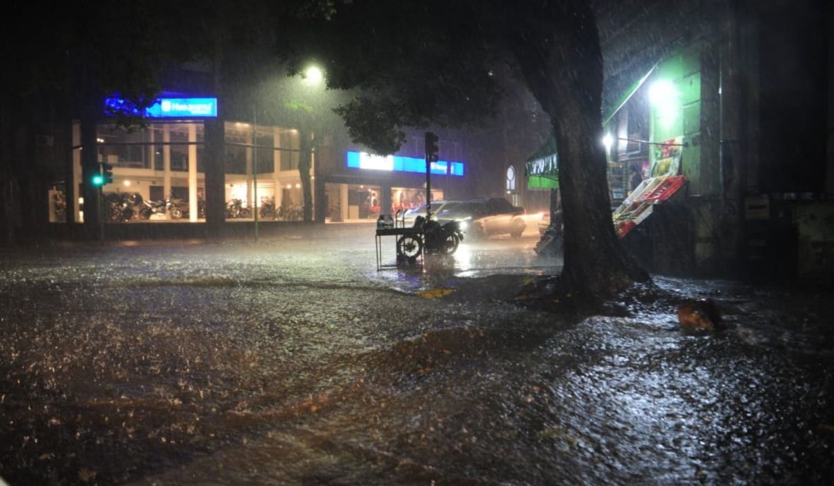 Tras una jornada de intenso calor, llegó un fuerte temporal con lluvia y viento a Tucumán