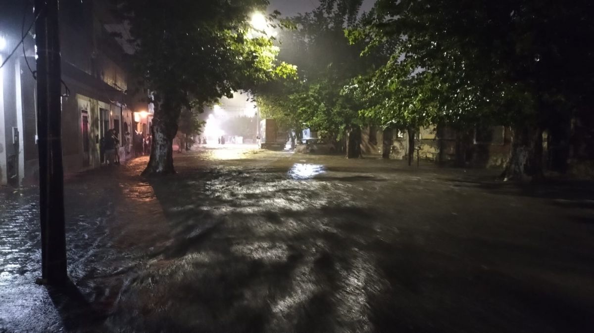 Tras una jornada de intenso calor, llegó un fuerte temporal con lluvia y viento a Tucumán