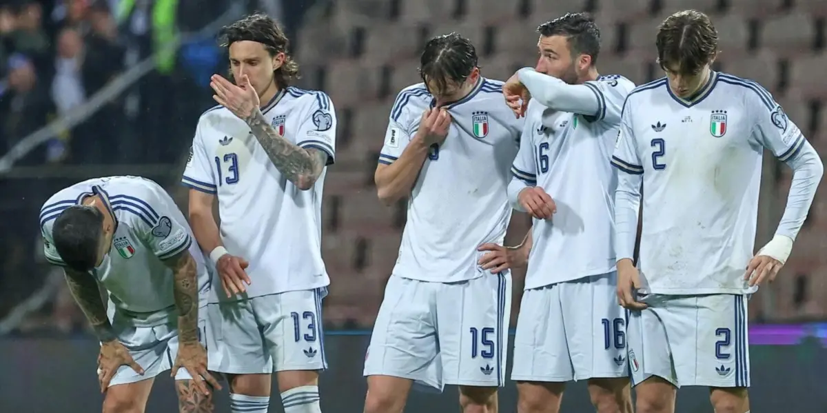 DESAZÓN. Mancini, Calafiori, Espósito, Cristante y Palestra no lo pueden creer. Italia perdió por penales contra Bosnia y se pierde su tercer Mundial consecutivo.