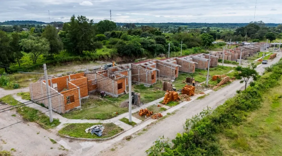 EN EL INTERIOR. A través del IPV, el Gobierno avanza con la ejecución de otras 28 viviendas en Burruyacu. prensa ministerio de obras públicas de la provincia