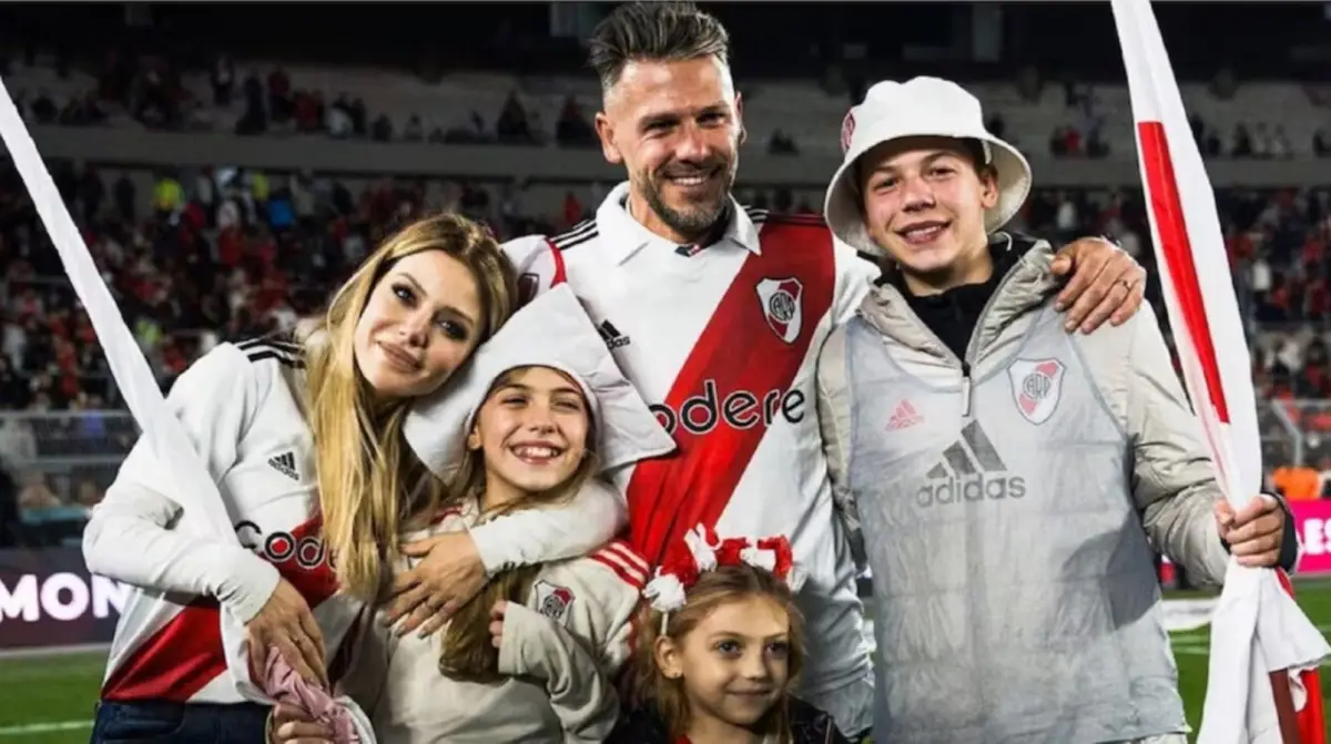 Evangelina Anderson y Martín Demichelis juntos a sus hijos tras un vestido de River