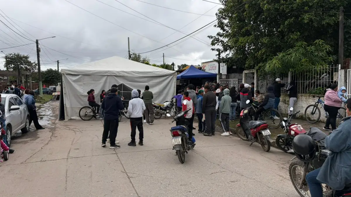 VELORIO. El profesor de la escuela de fútbol a donde asistía el adolescente armó una carpa para recibir a los asistentes al velorio en Chacabuco al 2800. FOTO LA GACETA