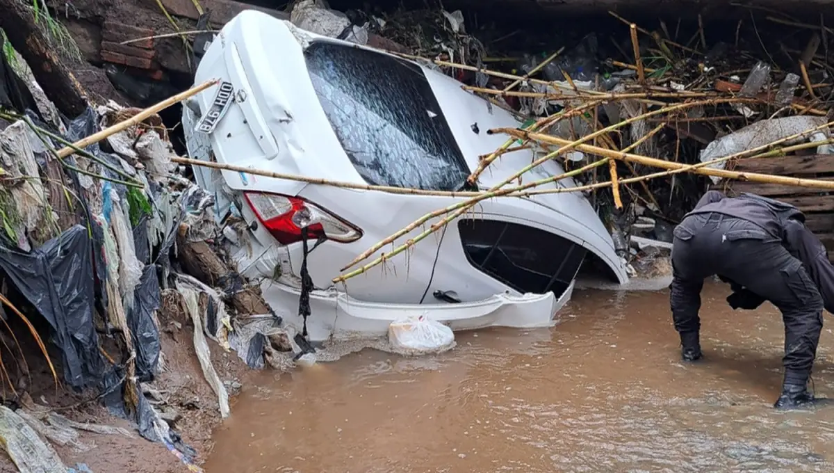HALLAZGO. El vehículo con los cuerpos de las víctimas fue encontrado a pocos metros del salón de fiestas al que acudieron la tarde del sábado.
