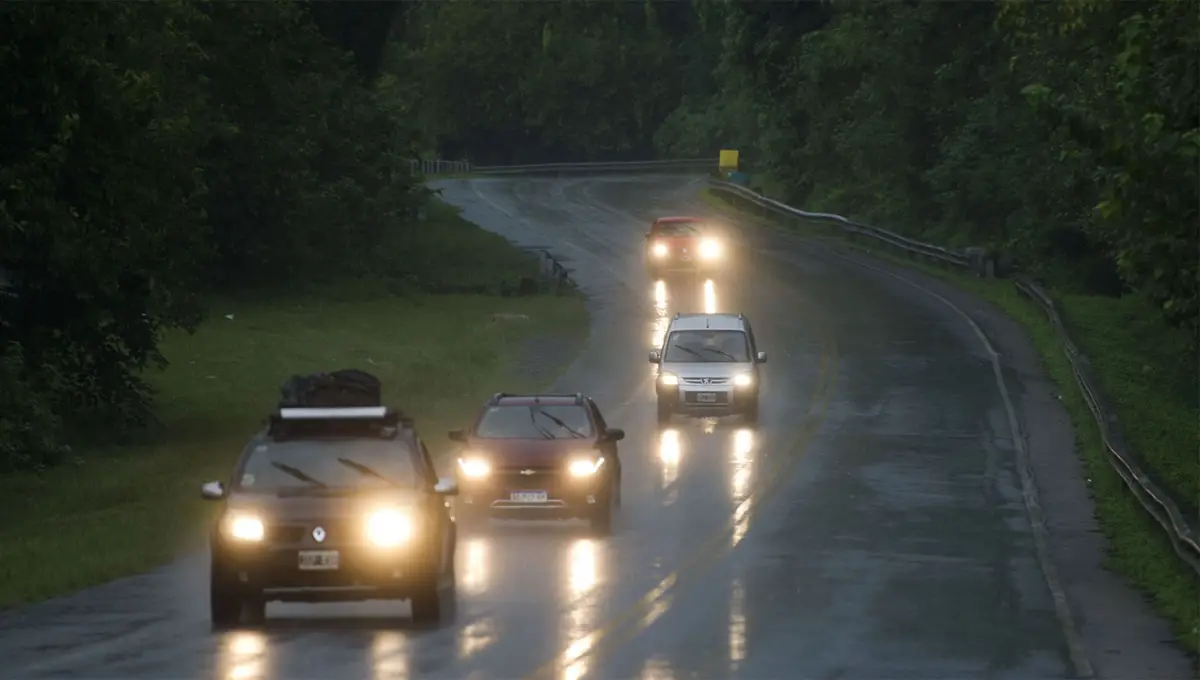 HÚMEDA. Las lluvias en la zona de los Valles mantendrá mojada la calzada de la ruta 307 durante las primeras horas del domingo.