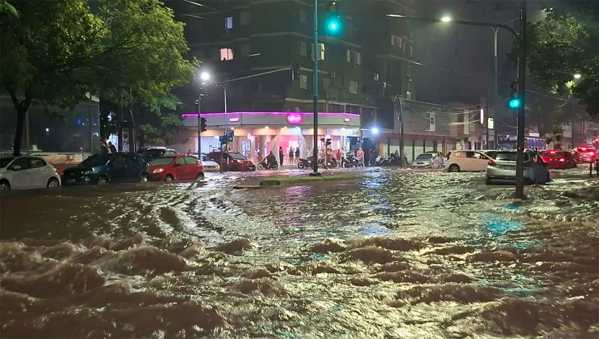 TEMPORAL. Más de 100 mm cayeron sobre la capital en un lapso de tres horas.