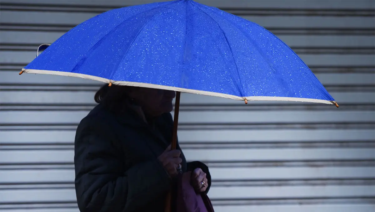 INDISPENSABLE. El paraguas se convertirá en el accesorio que acompañará a los tucumanos en el inicio de la semana. 