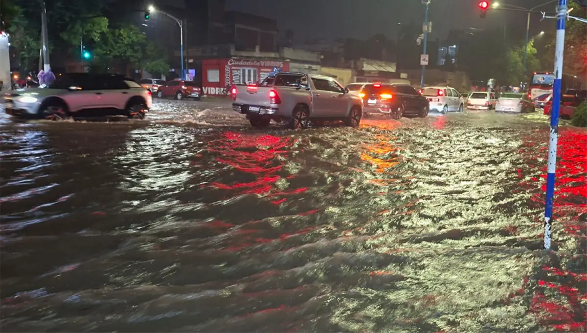 ZONA SUR. Las calles y avenidas del sur de la capital se llenaron en agua en menos de una hora.