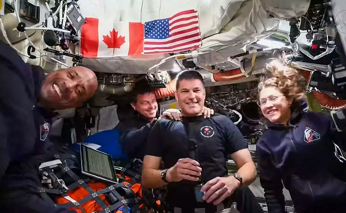 CHARLA. Los astronautas respondieron preguntas de un grupo de niños.