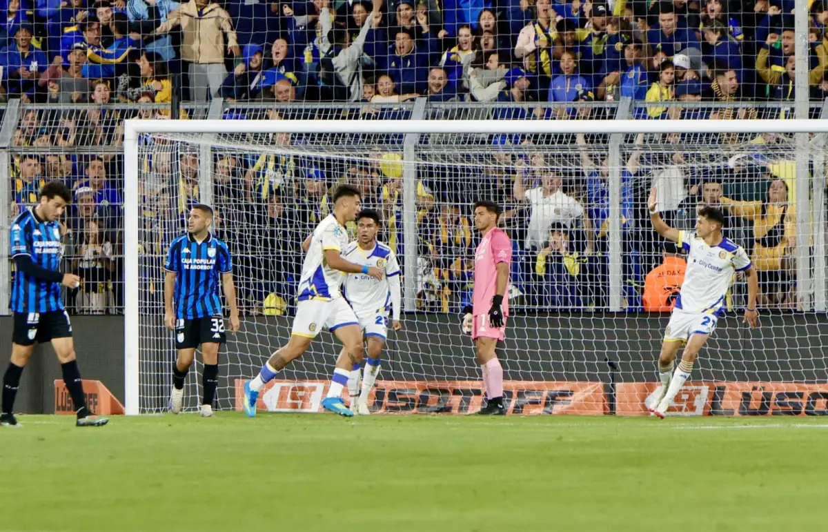 CONTUNDENTE. Los jugadores de Rosario Central celebran el primer tanto de Alejo Véliz. A pesar del penal errado, el ex delantero de la Selección Sub-20 fue determinante para el triunfo de su equipo.