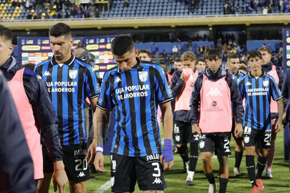 NO LO PUEDEN CREER. Los jugadores de Atlético dejan el campo de juego del Gigante de Arroyito lamentando una nueva derrota jugando de visitante.