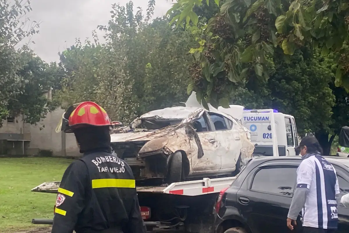 EL AUTO. Personal de Bomberos y la Policía retiran el auto de la pareja hallada sin vida en Tafí Viejo. LA GACETA / FOTO DE MARÍA DEL CARMEN GARZÓN