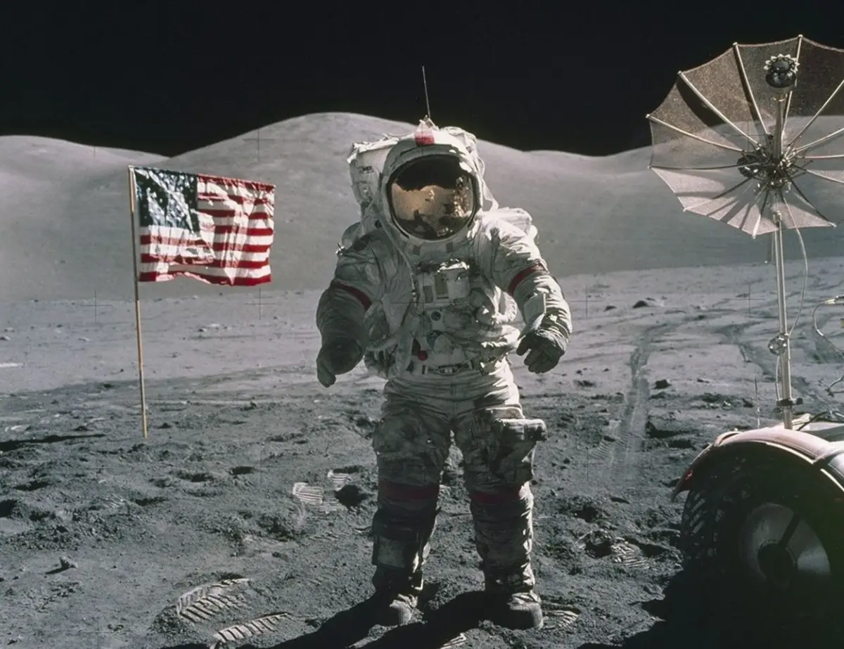 EUGENE CERNAN. Fue el último hombre en pisar la Luna, en 1972. Casi había sido el primero,  ya que estuvo en la misión exploradora del Apolo X, de 1969, y llegó a 15 kilómetros de la superficie lunar.