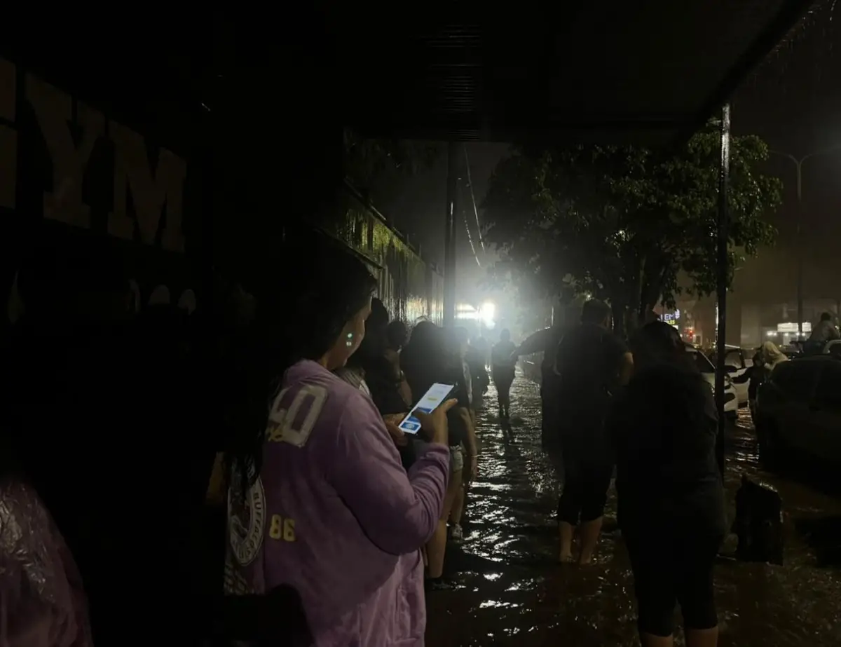 ESPERANZAS BAJO LA LLUVIA. Cuando comenzaron a caer las primeras gotas la gente se cubrió pero tenía la energía intacta para el show.
