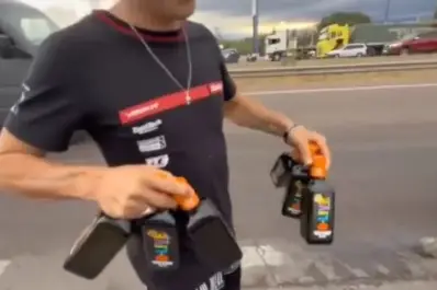 Mendoza: volcó un camión con aceite de oliva y vecinos saquearon la carga