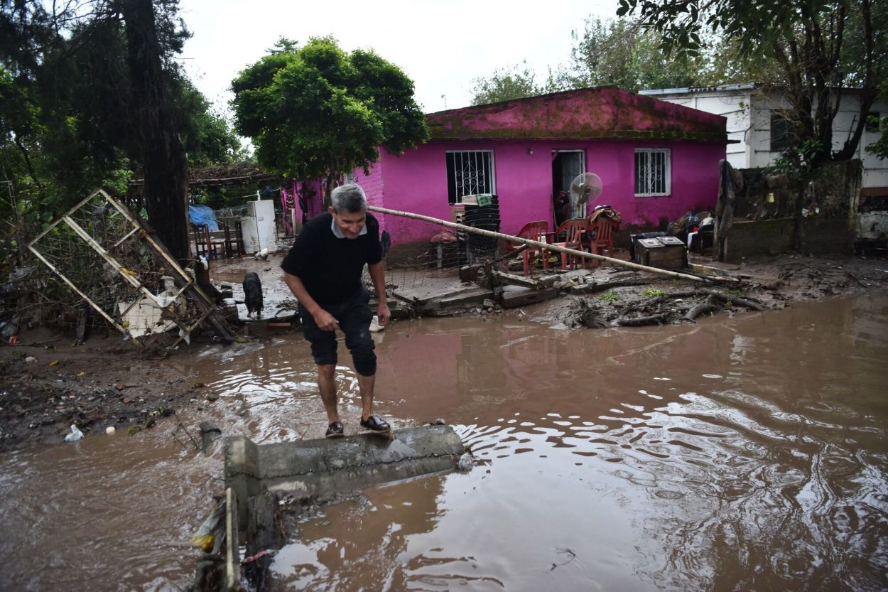 Testimonios tras el temporal en Tucumán: “El agua llegaba al pecho y había que nadar”