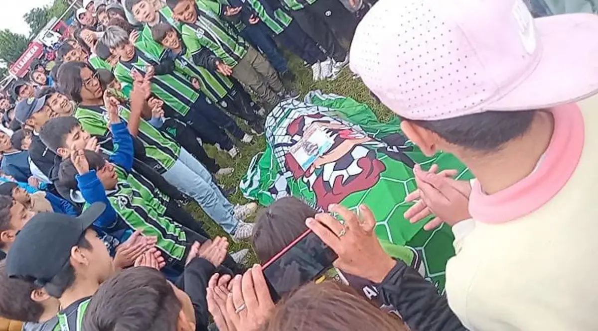 DESPEDIDA. Familiares, compañeros y vecinos despidieron a Lisandro.