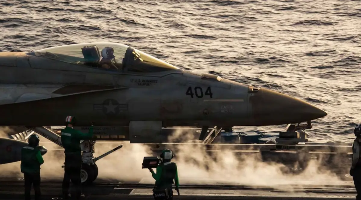 DESPEGUE. Un avión caza estadounidense se prepara para despegar desde un portaaviones, operando desde una base en el mar Arábigo u Omán.  
