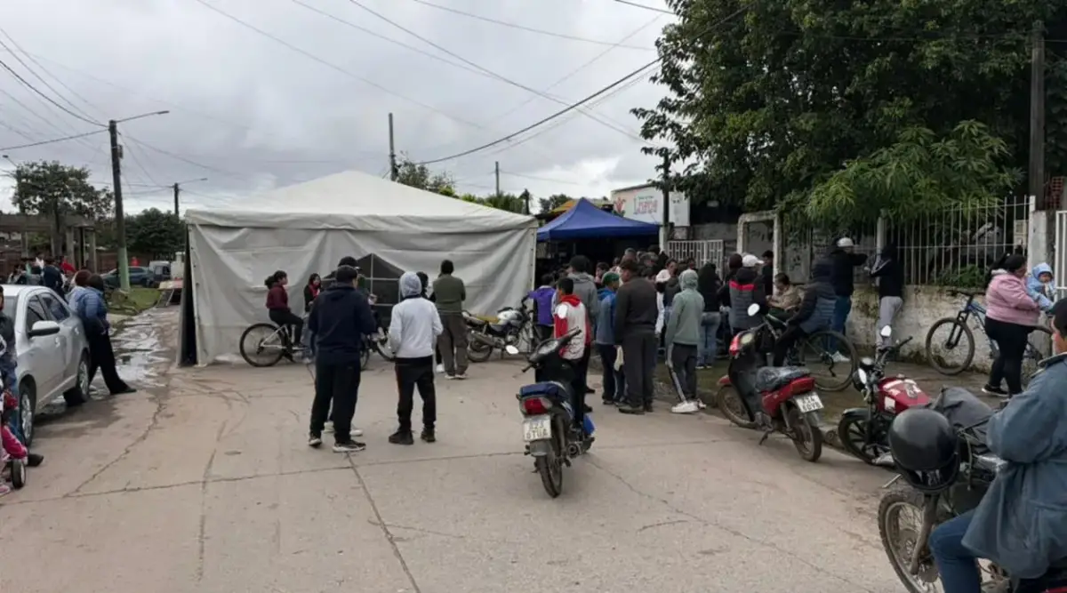 CONCURRIDO. Vecinos cortaron la cuadra de Chacabuco al 2.800 para asistir al velorio del niño de 12 años.